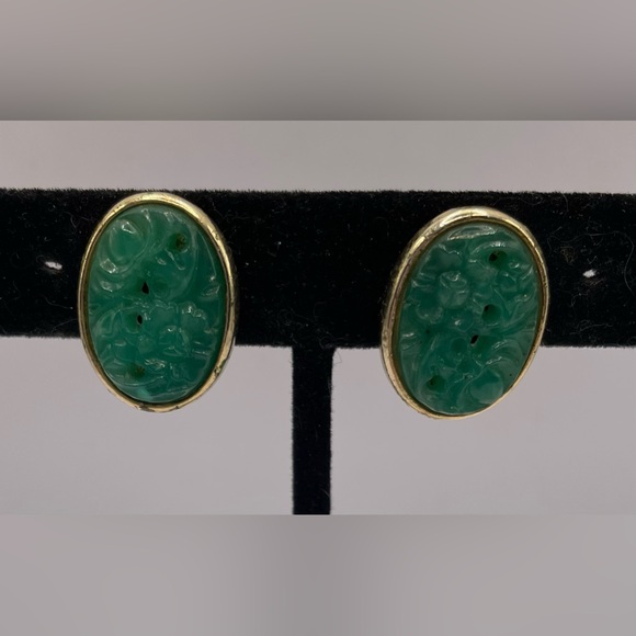 Vintage Gold Tone Earrings Floral Design Bezel Set Open Back Carved Green Stone - Picture 11 of 11
